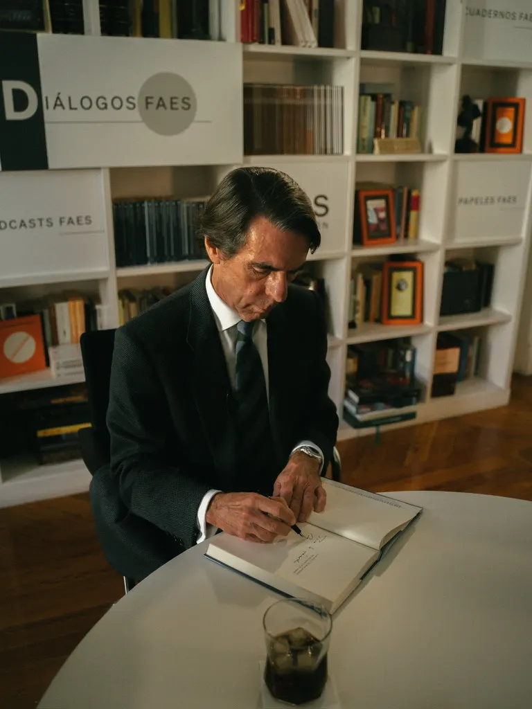 Víctor Hugo Gandarilla conversando con José María Aznar