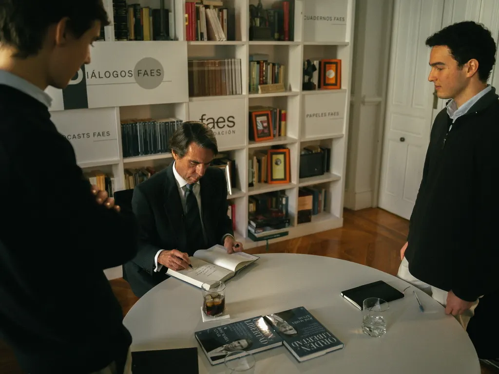 José María Aznar firmando después de la entrevista